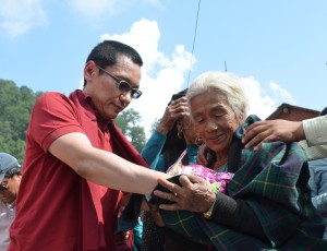 Rinpoche distributing food to the village of Barpak